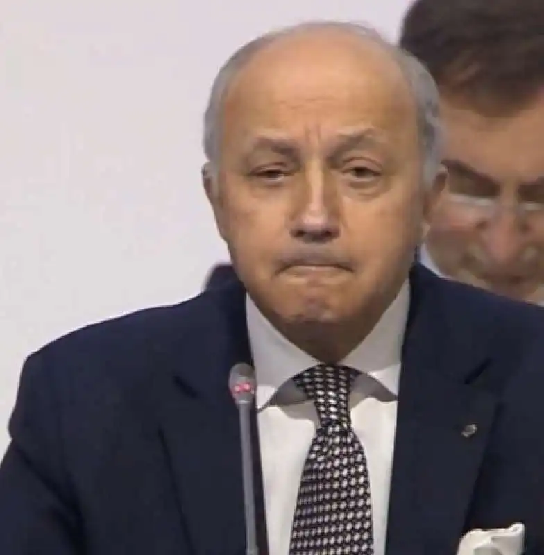 laurent fabius in lacrime annuncia l accordo sul clima cop21  2