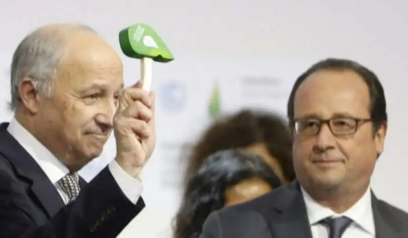 laurent fabius in lacrime annuncia l accordo sul clima cop21  3