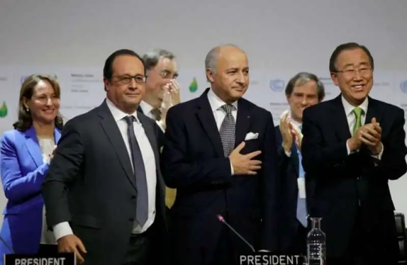 laurent fabius in lacrime annuncia l accordo sul clima cop21  4