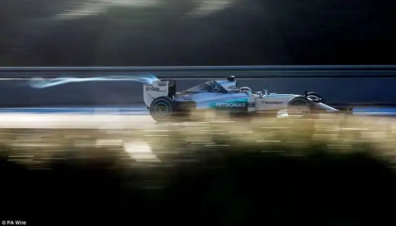 lewis hamilton durante i test di jerez