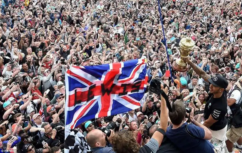 lewis hamilton festeggia la vittoria al gp di silverstone