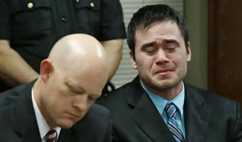 lo stupratore seriale daniel holtzclaw piange al momento della condanna