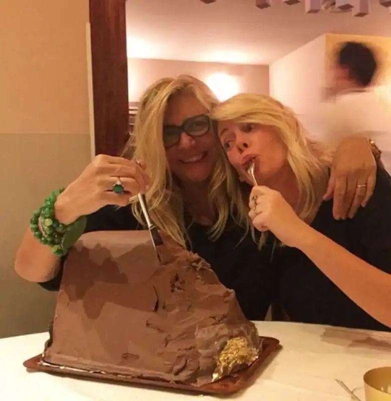 mara venier alessia marcuzzi a pranzo da alfonso signorini con la berlusconi family   