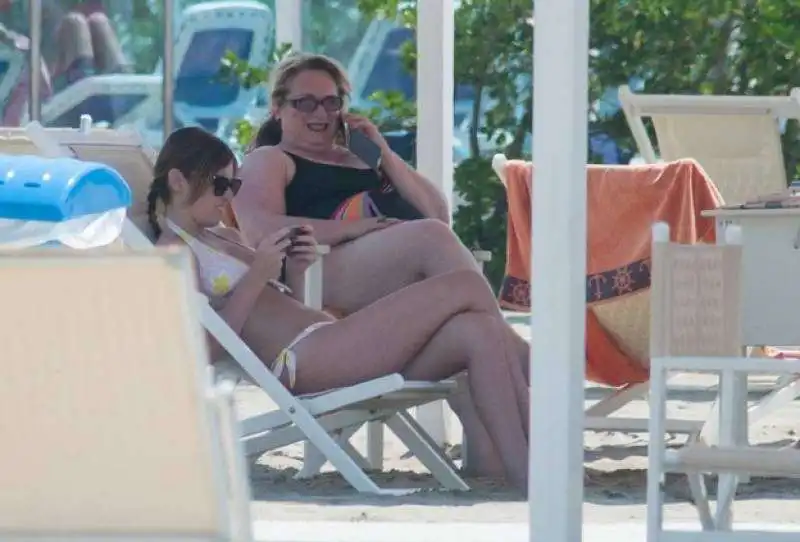 maria elena boschi al mare con la madre stefania agresti