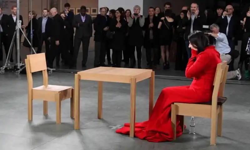 marina abramovic durante la performance the artist is present