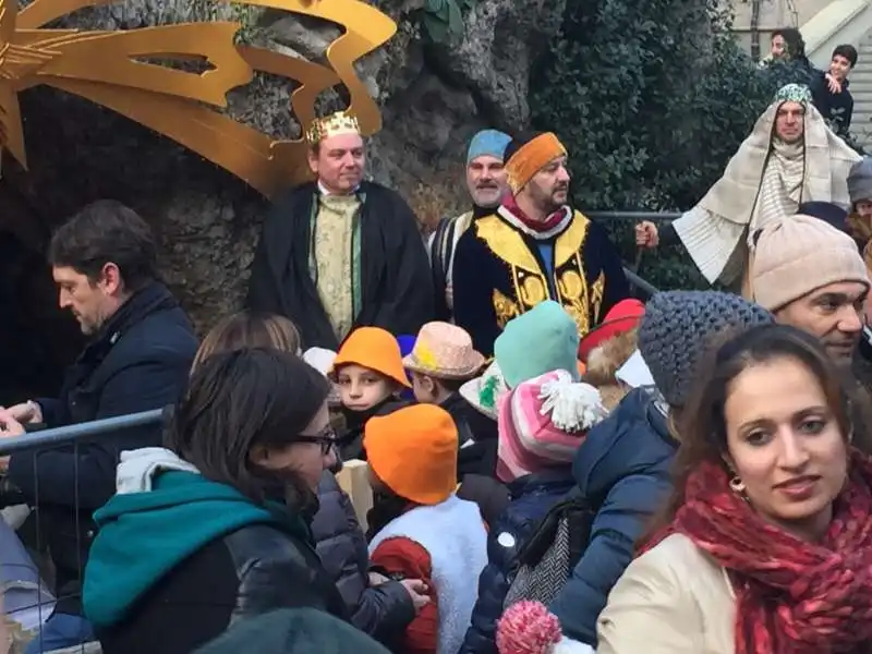 matteo salvini fa il re magio nel presepe vivente  3