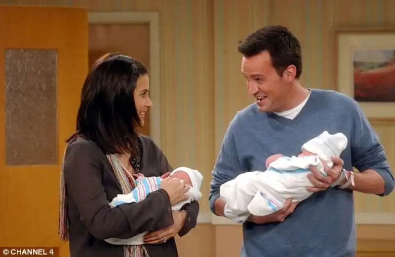 matthew  perry courtney cox nei panni di chandler e monica