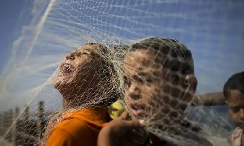 mohammed abed bambini giocano con reti da pesca a gaza