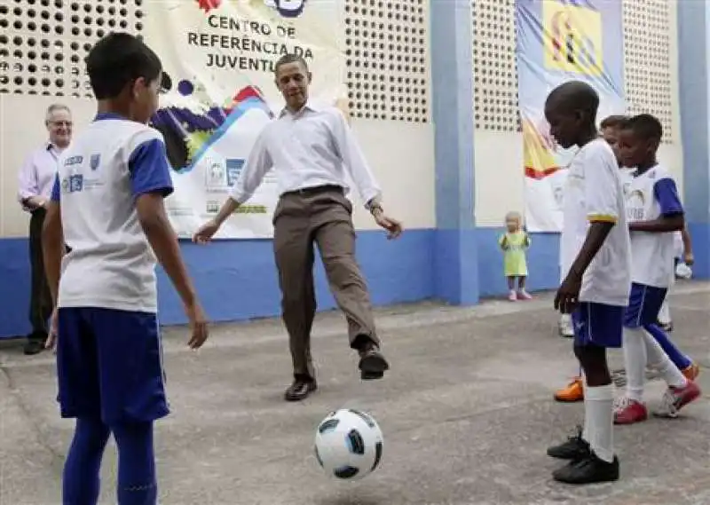 obama  gioca  a calcio  