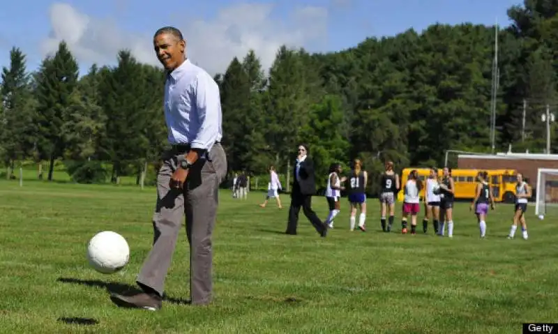 obama gioca  a calcio  