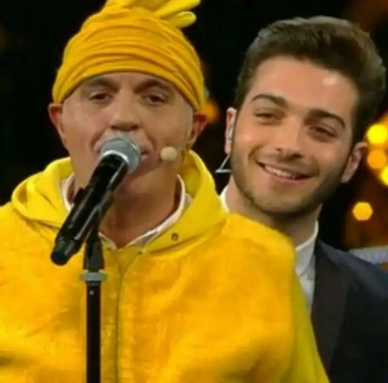 panariello sotto l albero con il volo