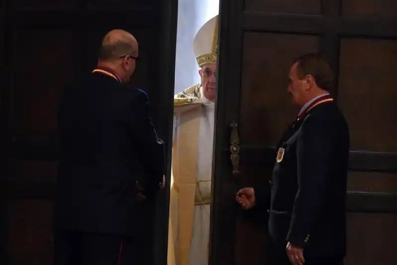 papa francesco apre la porta santa   