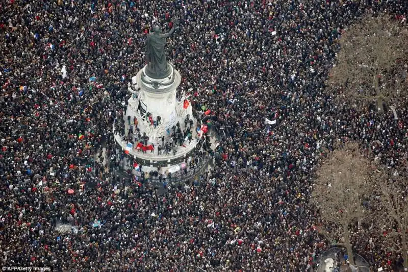 place de la repubblique dopo gli attentati di parigi