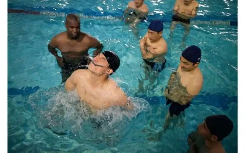 prendere un cucchiaio sul fondo di una piscina con le mani legate