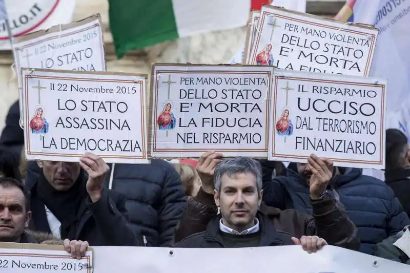 protesta dei risparmiatori davanti a bankitalia  10