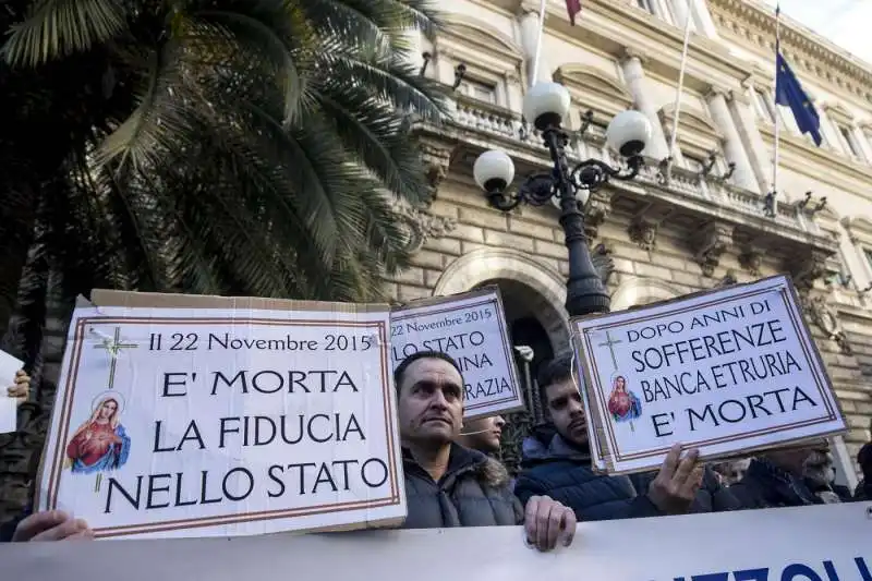 protesta dei risparmiatori davanti a bankitalia  12