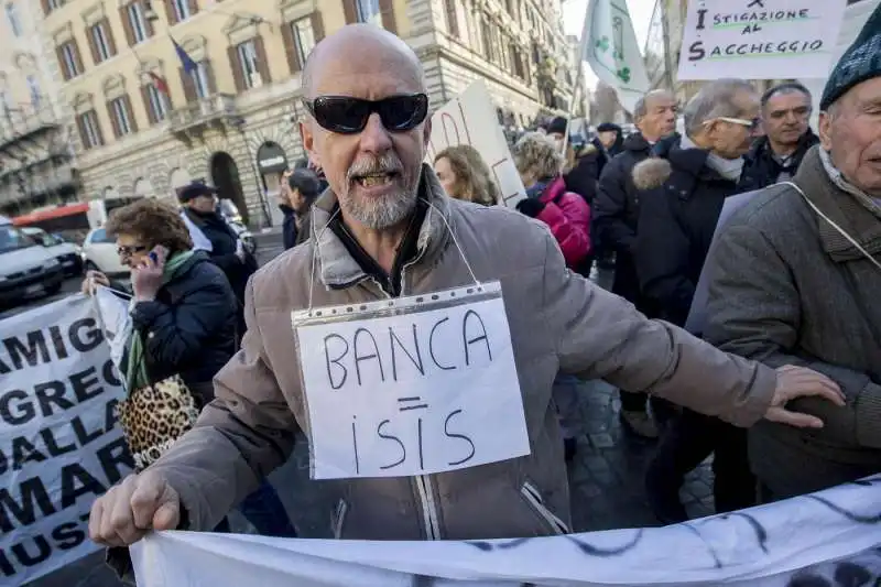 protesta dei risparmiatori davanti a bankitalia  13