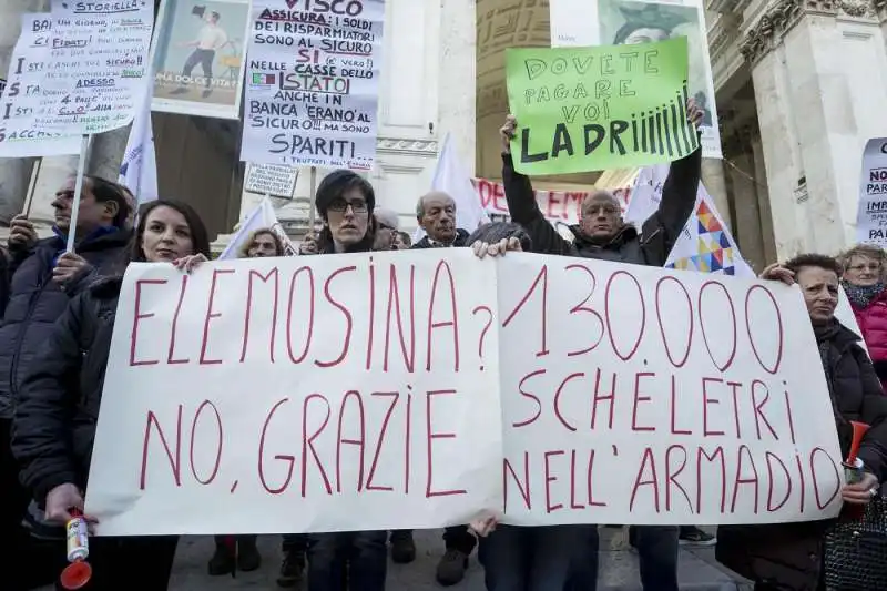 protesta dei risparmiatori davanti a bankitalia  3