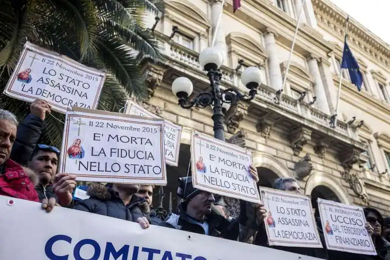 protesta dei risparmiatori davanti a bankitalia  5