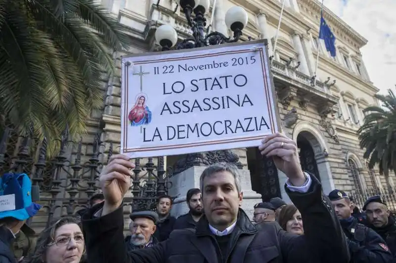 protesta dei risparmiatori davanti a bankitalia  7