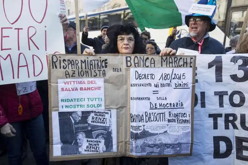 protesta dei risparmiatori davanti a bankitalia  8