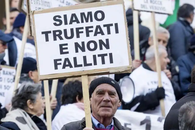 protesta dei risparmiatori davanti a bankitalia  9