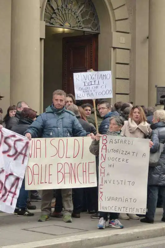 protesta dei risparmiatori davanti banca etruria  10