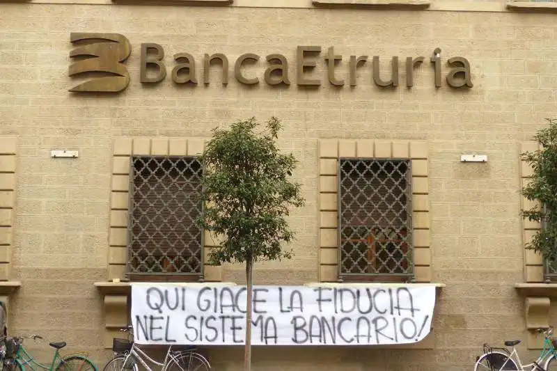 protesta dei risparmiatori davanti banca etruria  11