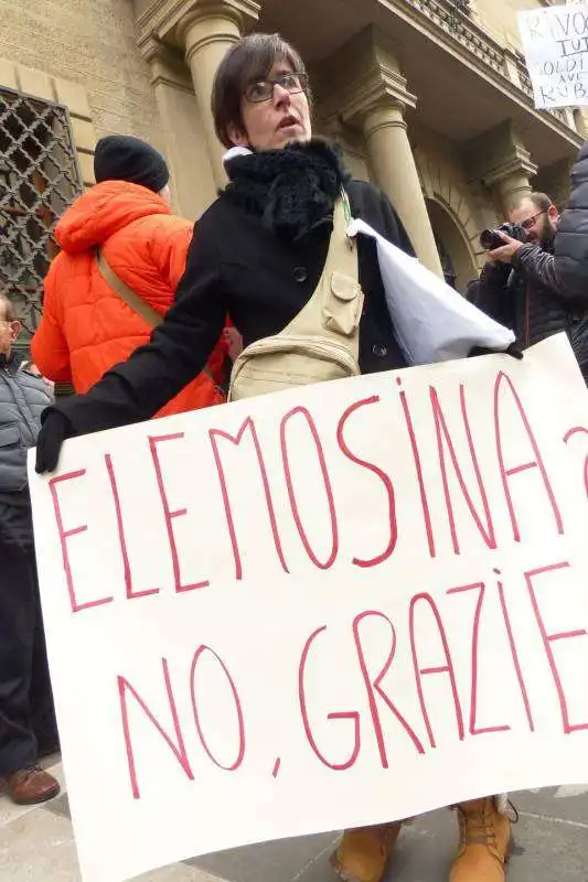 protesta dei risparmiatori davanti banca etruria  12