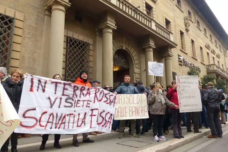 protesta dei risparmiatori davanti banca etruria  9