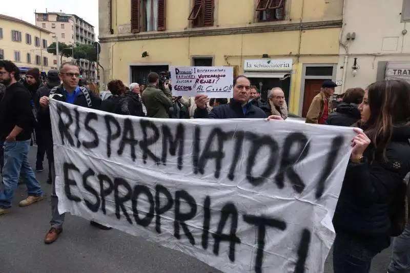 PROTESTE CONTRO BANCA ETRURIA  