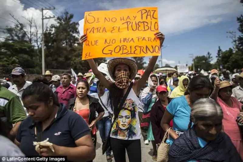 proteste per i 34 studenti scomparsi a guerrero