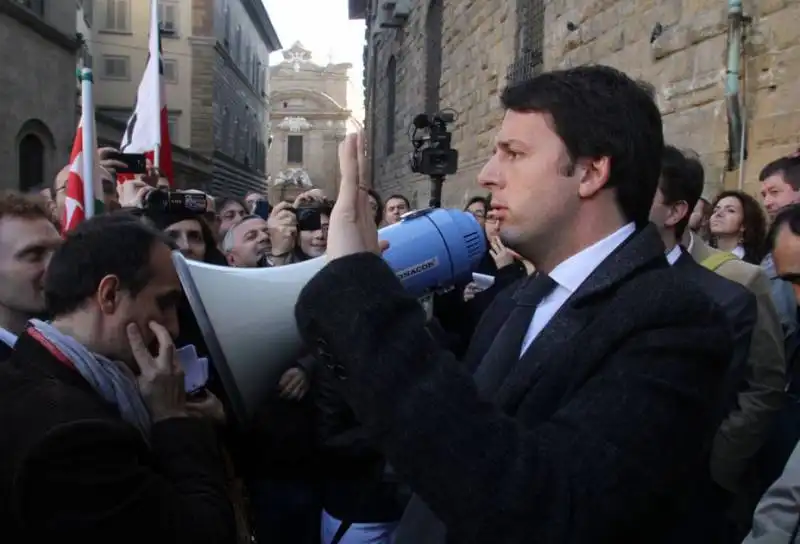 renzi col megafono