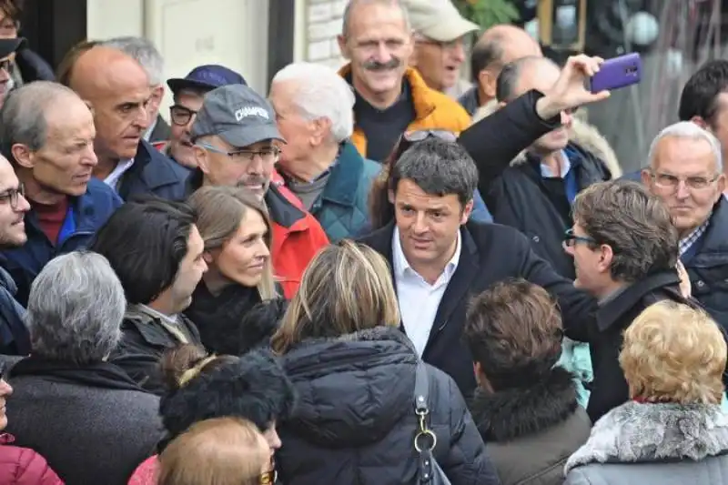 renzi tra i banchetti pd a rignano 