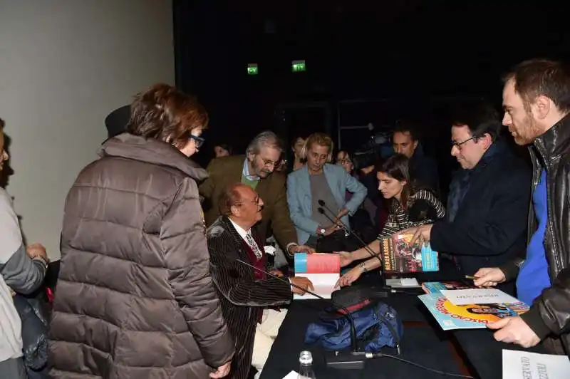 renzo arbore firma il suo nuovo libro