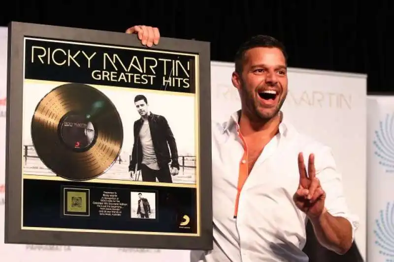 ricky martin con il disco d oro