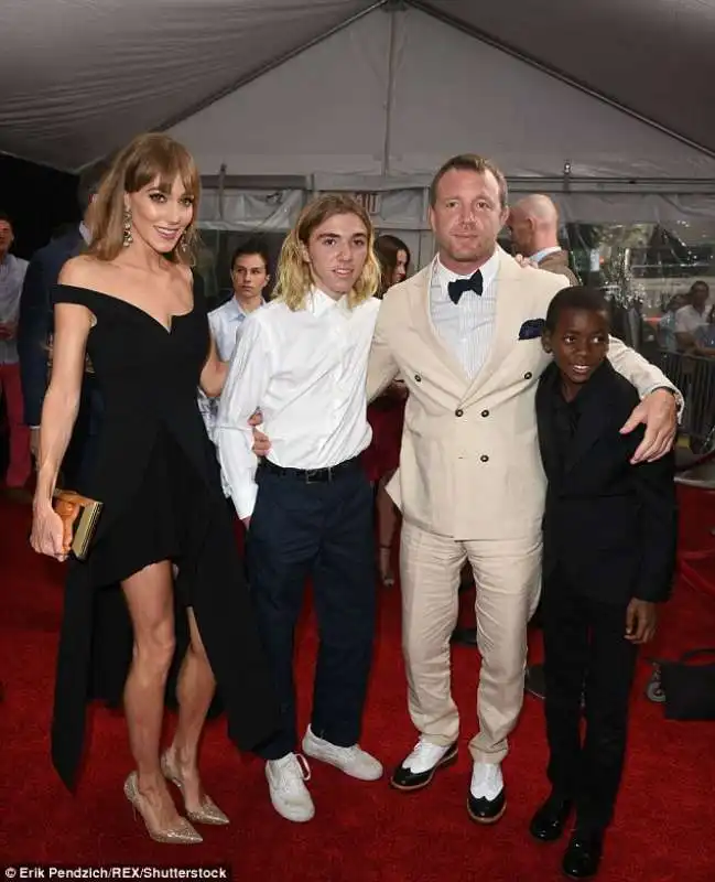 rocco ritchie con il padre guy e la sua nuova famiglia