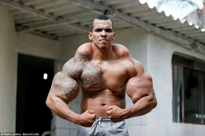 romario dos santos alves   il bodybuilder farcito di silicone