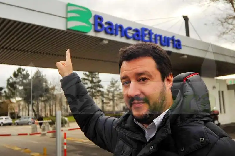 SALVINI DAVANTI ALLA SEDE DI BANCA ETRURIA 