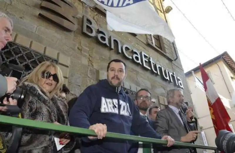 SALVINI DAVANTI ALLA SEDE DI BANCA ETRURIA