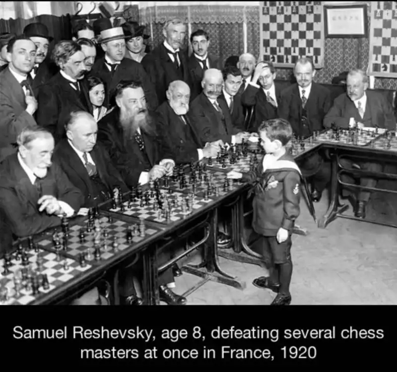 samuel reshevsky 8 anni sconfigge diversi campioni di scacchi in una volta francia 1920