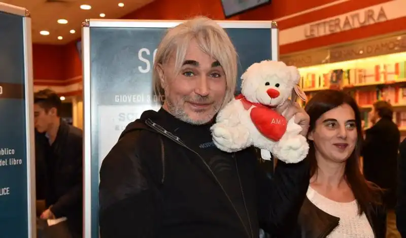 scialpi riceve un regalo da rita sua fan (2)