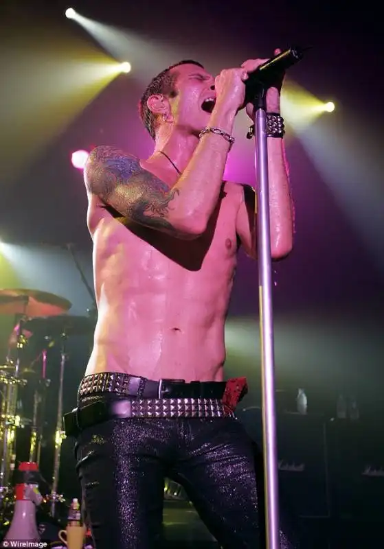 scott weiland con i velvet revolver al bataclan nel 2004