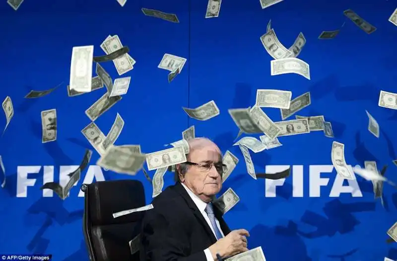 sepp blatter sotto una pioggia di dollari a zurigo