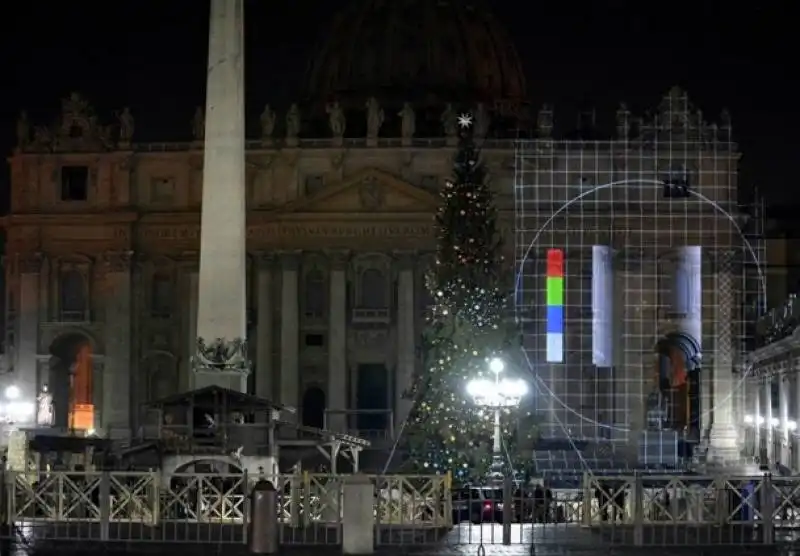 show di luci sulla facciata di san pietro  