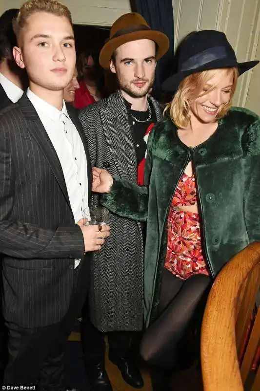 sienna miller con ex tom sturridge e rafferty law