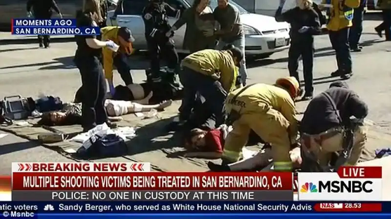 sparatoria a san bernardino, in california  emergency services treat victims on the tarmac as police issued  a 43 1449087475250