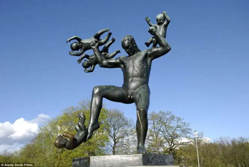 statua di gustav vigeland al vigeland park di oslo