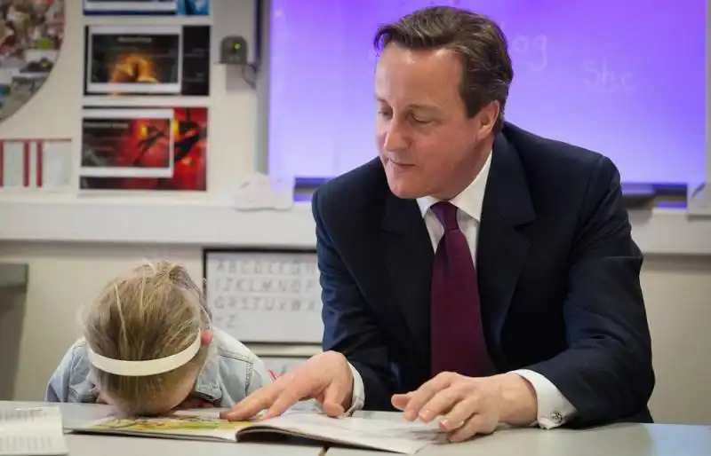 stefan rousseau david cameron aiuta una bambina alla scuola elementare sacred heart roman catholic