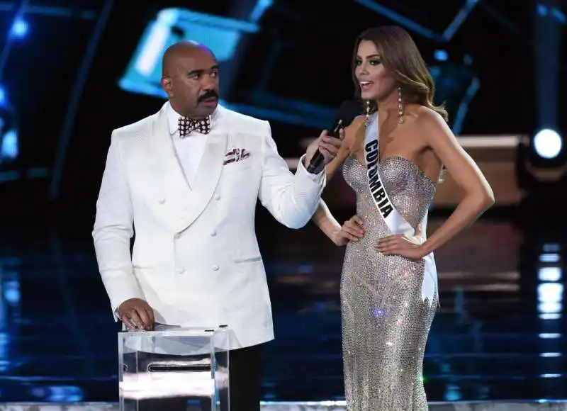 steve harvey e miss colombia